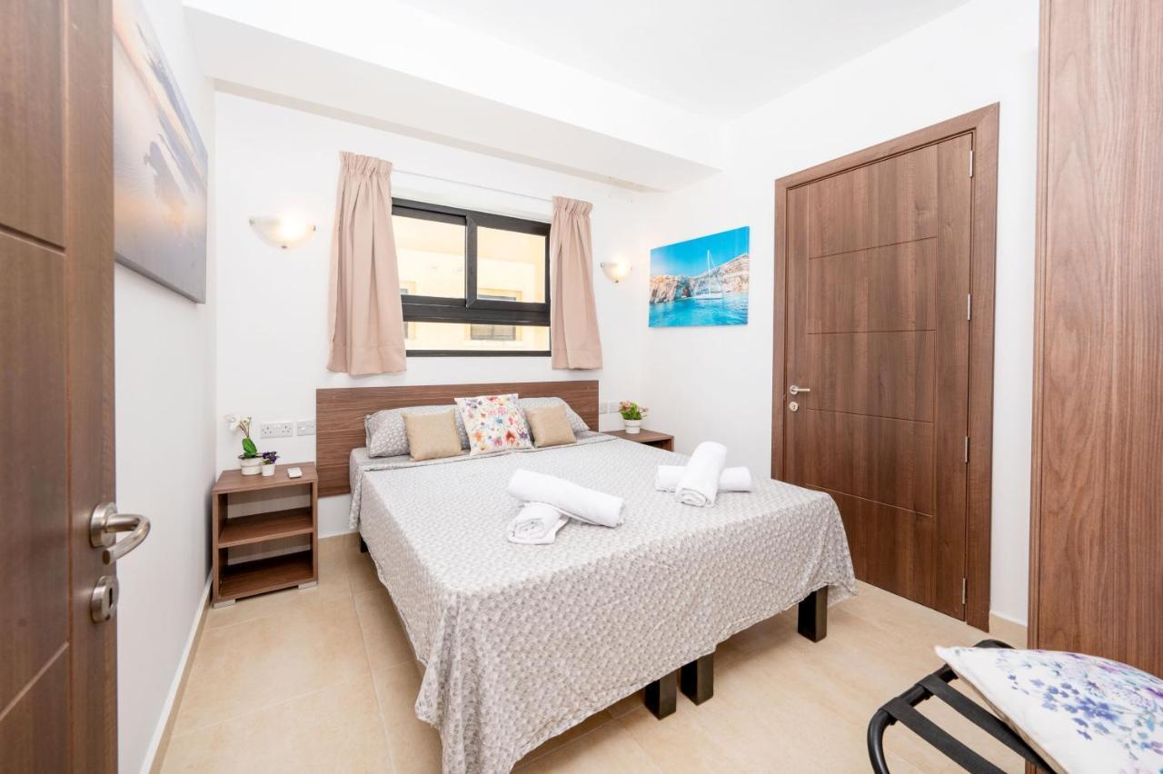 Islet Promenade Seafront Apartment With Large Corner Terrace By Getawaysmalta Σεντ Πόλς Μπέι Εξωτερικό φωτογραφία