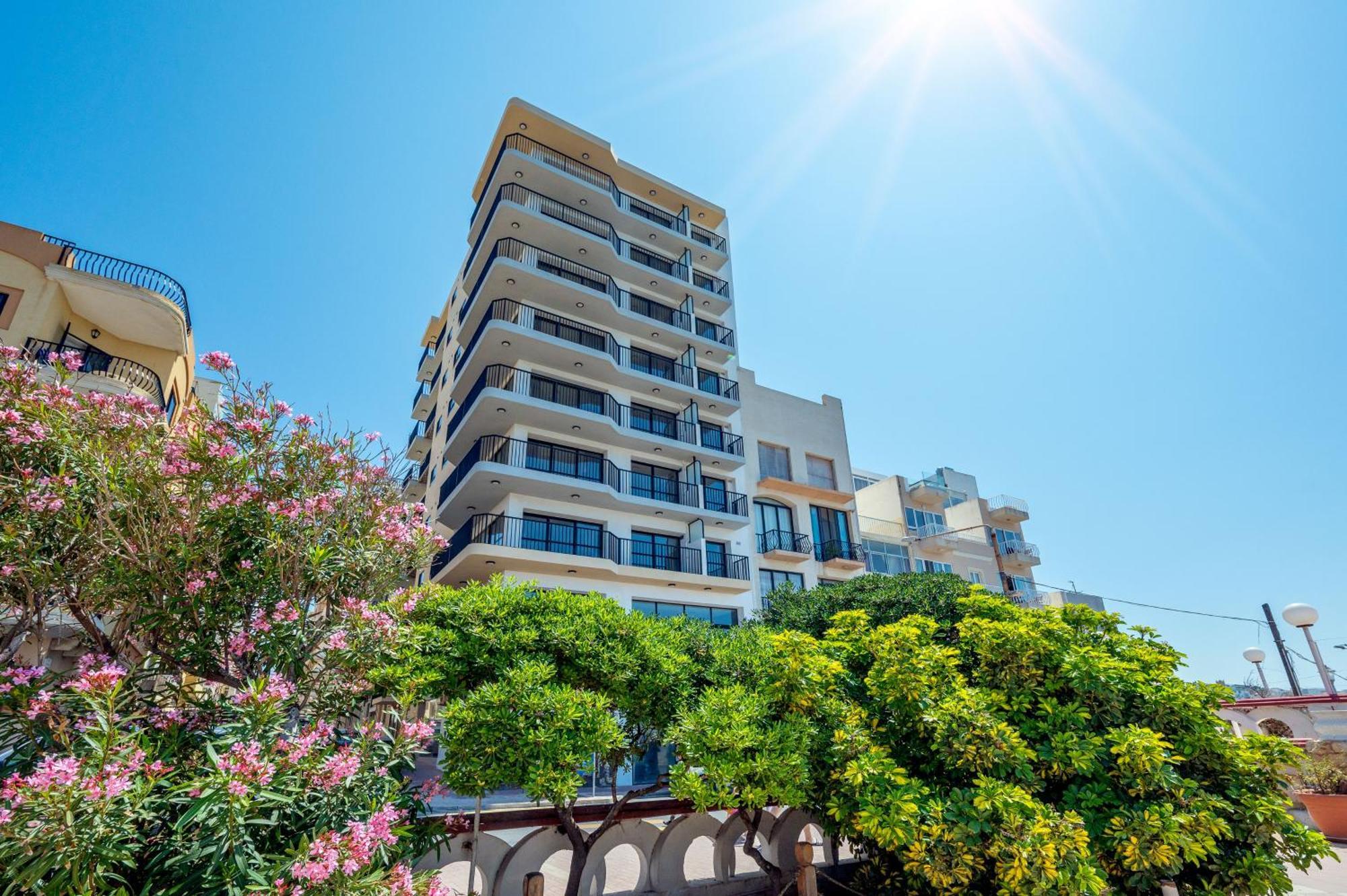 Islet Promenade Seafront Apartment With Large Corner Terrace By Getawaysmalta Σεντ Πόλς Μπέι Εξωτερικό φωτογραφία