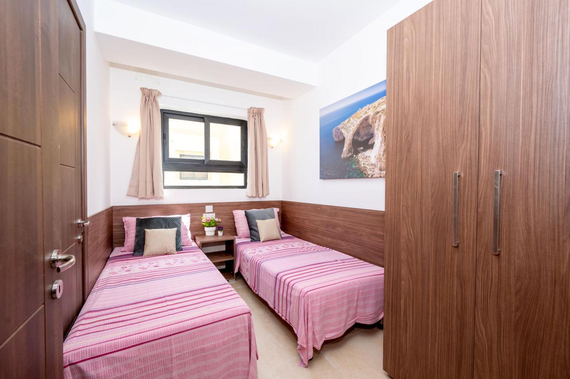 Islet Promenade Seafront Apartment With Large Corner Terrace By Getawaysmalta Σεντ Πόλς Μπέι Εξωτερικό φωτογραφία